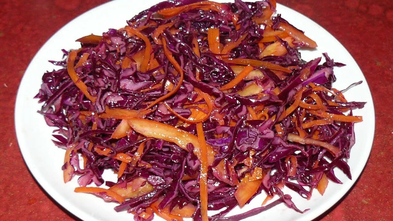 Капуста краснокочанная. Салат из краснокочанной капусты и моркови. Салат с фиолетовой капустой. Простой рецепт салата из красной капусты. Салат с краснокочанной капустой.