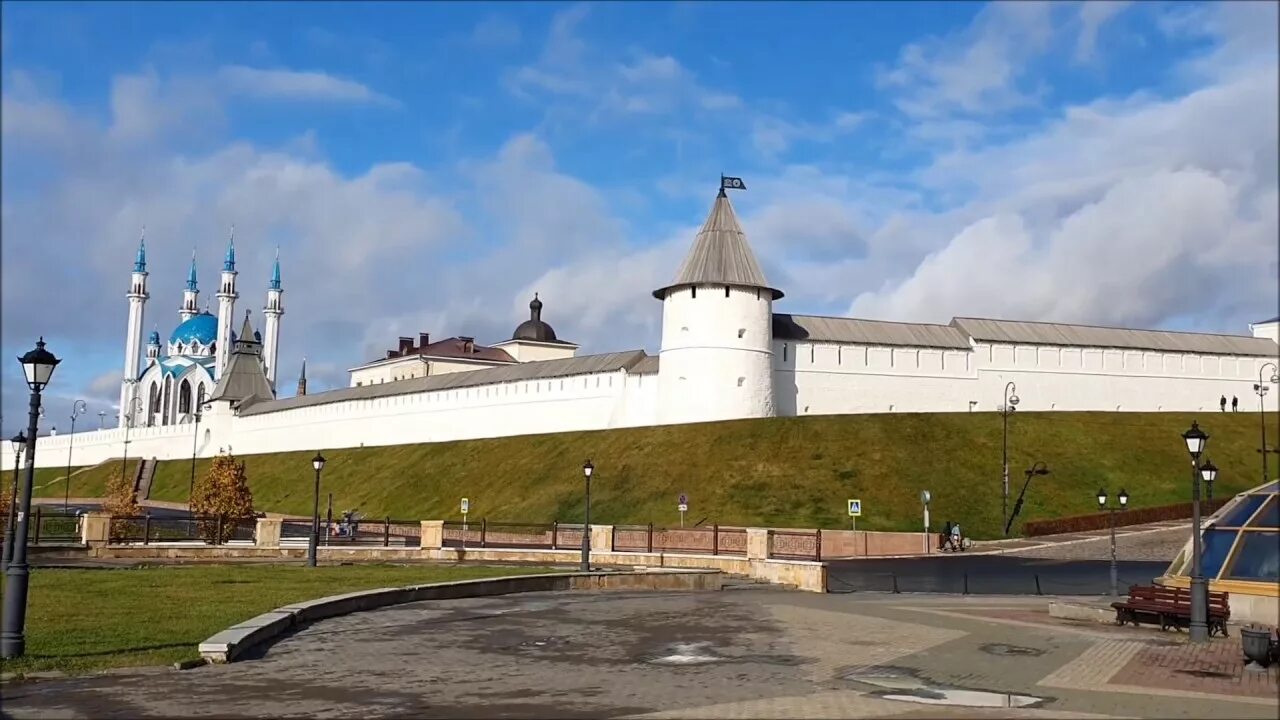 Площадь тысячелетия Казань Казанский Кремль. Вид на площадь тысячелетия Казань. Казанский Кремль площадь 1 мая. Казанский Кремль, цирк, пирамида. Время ч казани