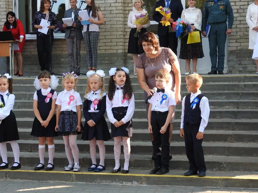 Линейка посвящение первых. Псош №1 поспелихинского района. Линейка посвящение первых. Поселок поспелихинский алтайского края школа 1 сентября 2022 года. Линейка посвящение первых.