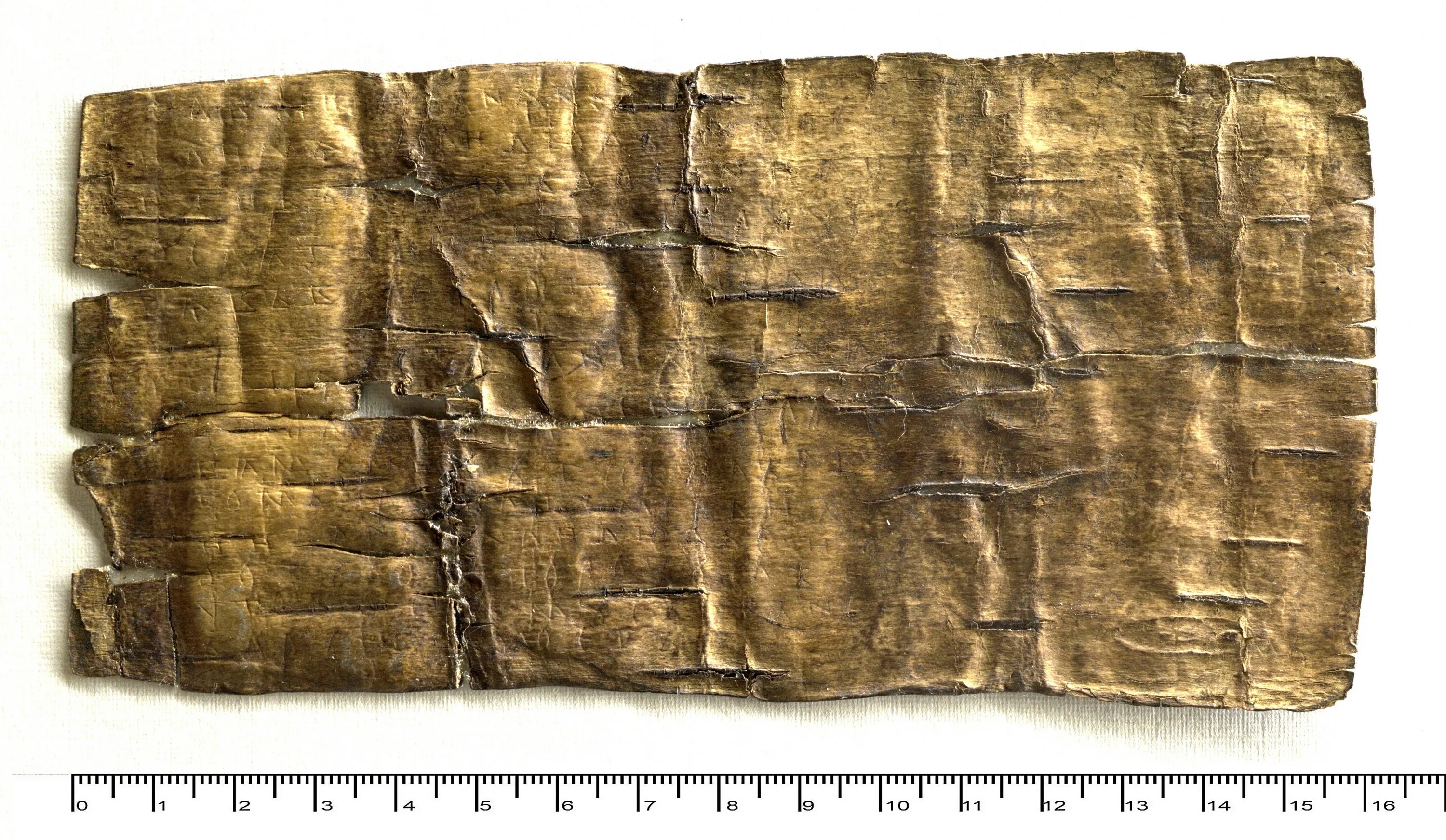 раскопки в новгороде берестяные грамоты 1951. раскопки в новгороде берестяные грамоты. новгородские берестяные грамоты 11-15 веков. краеведческий музей великого новгорода берестяных грамот. берестяные грамоты.