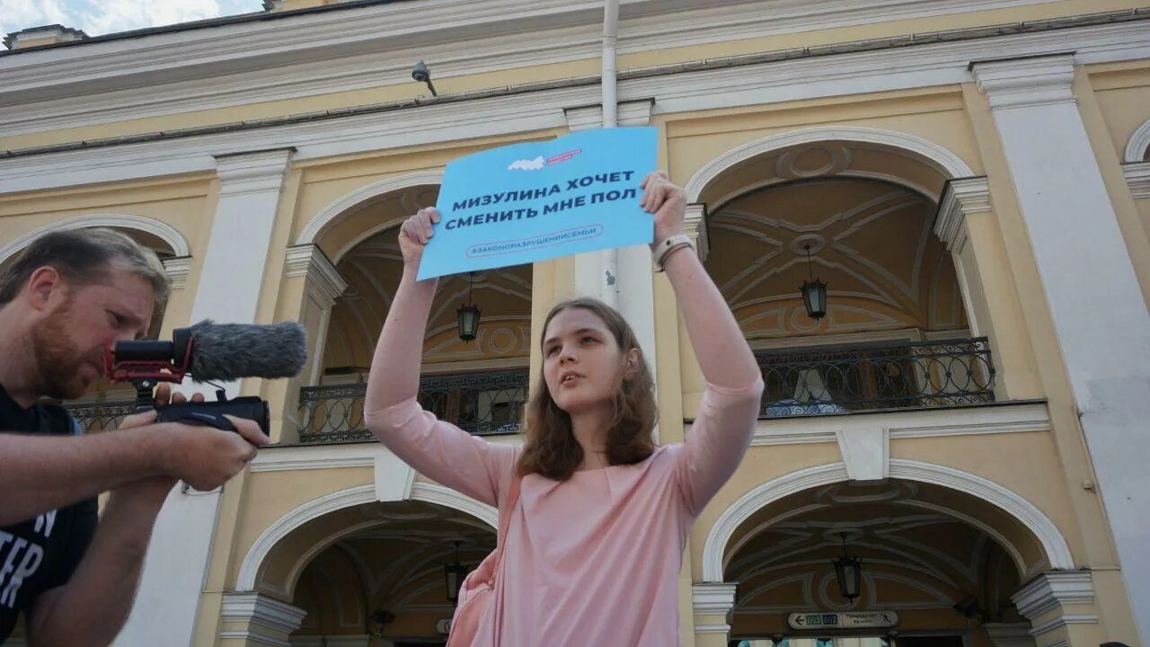 Внесен ли. Пикеты СПБ. Пикеты возле Госдумы в Москве. Одиночный пикет. Пикет Гостиный двор.