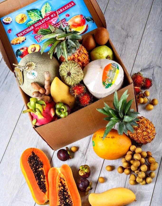 Коробка с экзотическими фруктами. Подарочная коробка с экзотическими фруктами. Бокс экзотических фруктов. Бокс с экзотическими фруктами. Фруктовый фирма