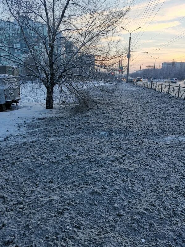 Зима ни. Снежный Омск. Снег в Омске сегодня фото. Наледь на обочине. Снегопад в Омске.