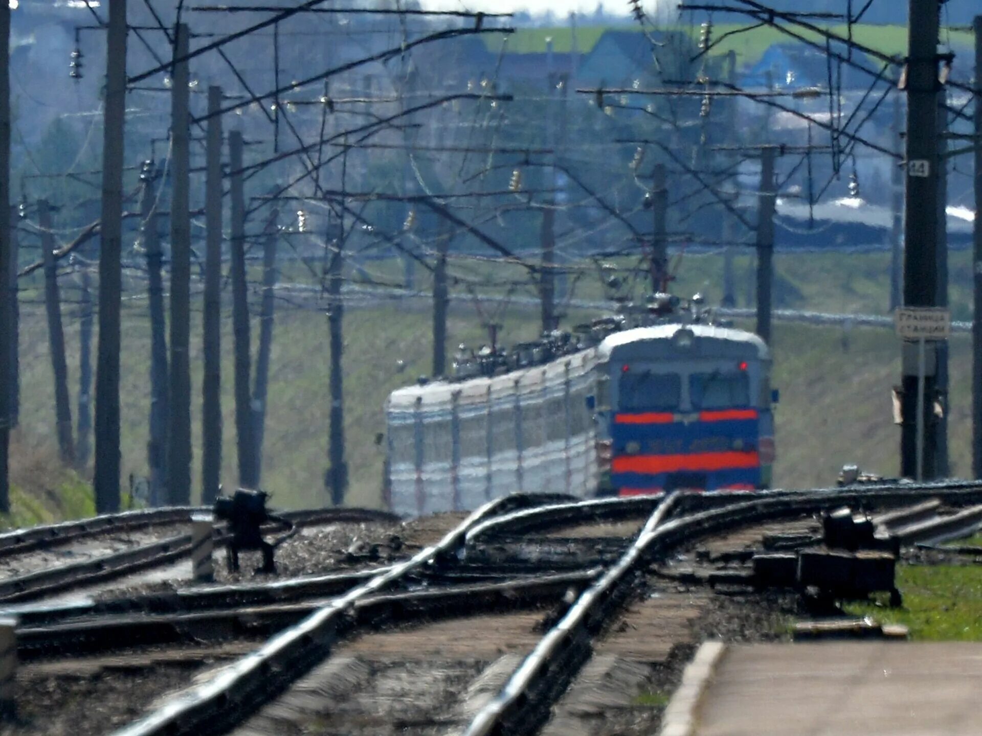 Подъехать к станции. Поезд спутник. поезд подъезжает к станции. спутник электричка. железнодорожный перегон фото.