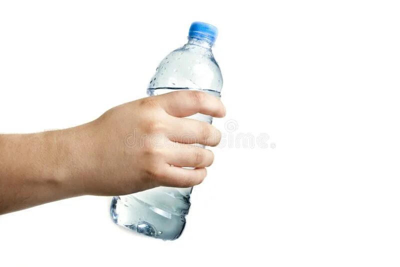 Человек держит бутылку воды. Бутылка в руке. Рука протягивает бутылку. Бутылка воды в руке