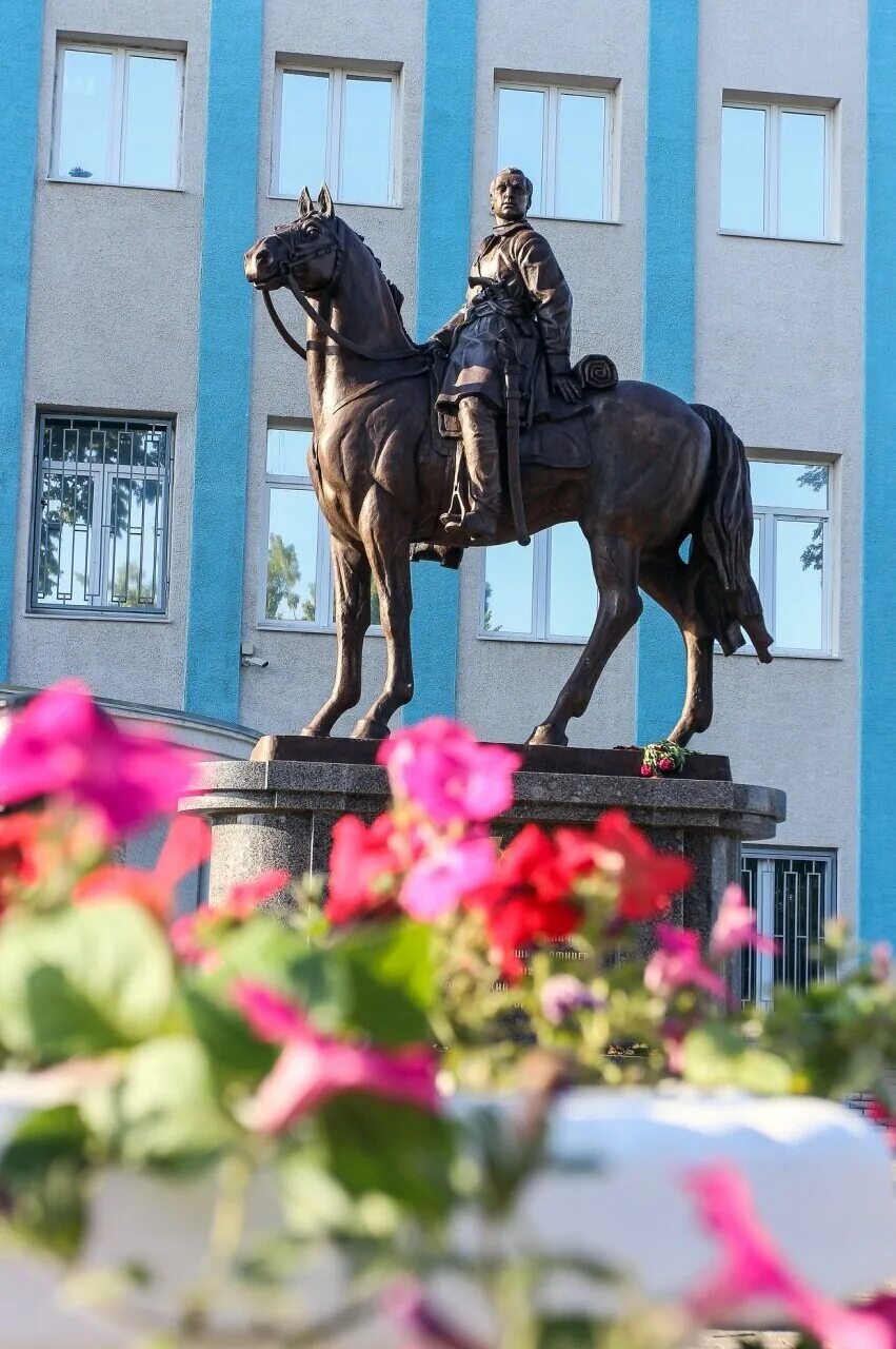 Памятник надежде дурове в сарапуле. Надежда дурова памятник. Памятник дуровой в сарапуле. • памятники надежде дуровой в сарапуле и елабуге. Памятник надежды дуровой в сарапуле.