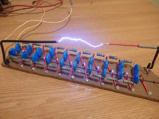 Первые магнитострикционный генератор. Генератор высокого напряжения маркса. Генератор маркса. Импульсные конденсаторы генераторы. Генератор маркса от батарейки.