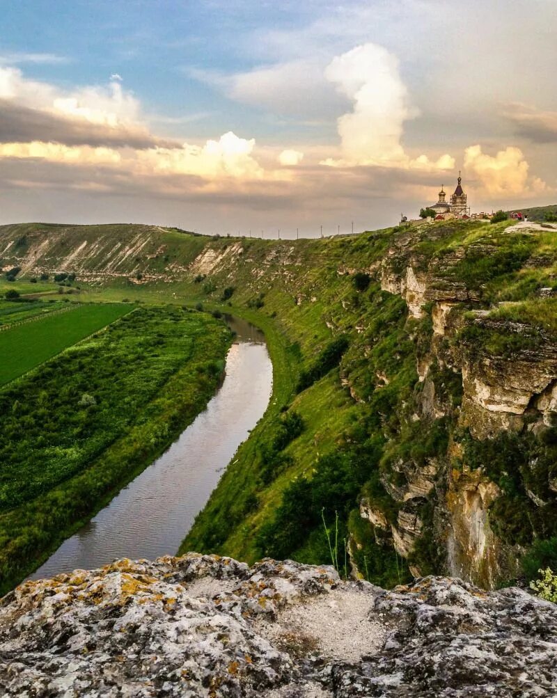 Молдовая. Orheiul vechi Молдова. Молдавия нац парк Орхей. Молдавия природа Орхей. Монастырь Орхей Векь.