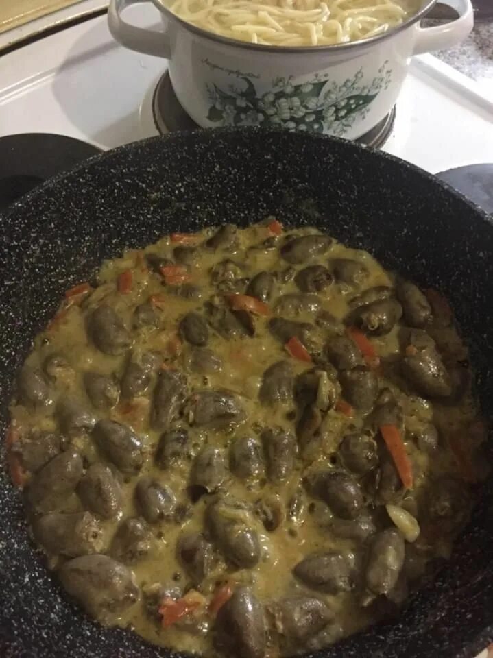 Тушить сердечки в мультиварке. Тушеные куриные сердечки. куриные сердечки тушеные в сметане. куриные сердечки в сметане. сердечки куриные сушёные.