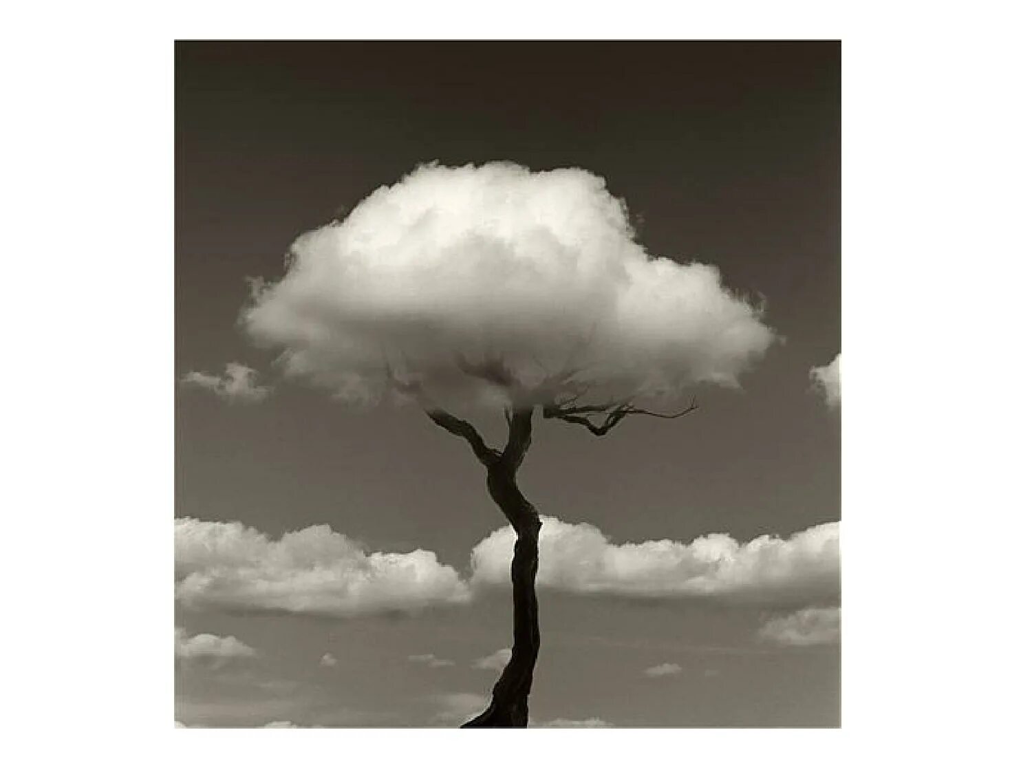 Солнце выглядывает из за туч. Тучи скрывают. Пелена на небе. Тучи скрывают. Лучи солнца сквозь облака.