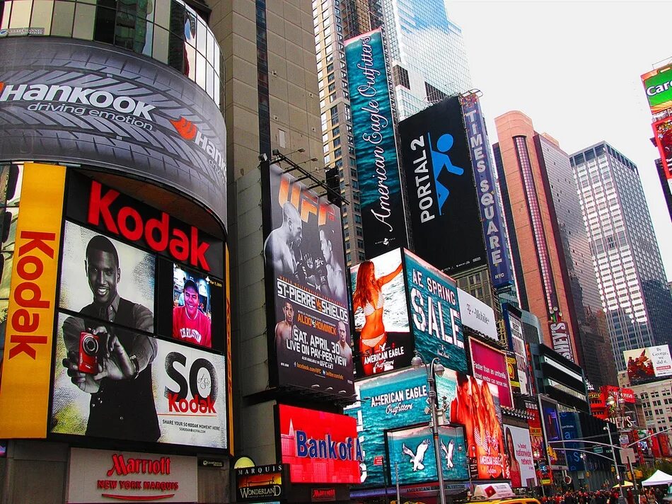 Видеоконтент в интернете. Куча фотографий. Нью-йорк таймс сквер. Много разных рекламы. Красивая наружная реклама.
