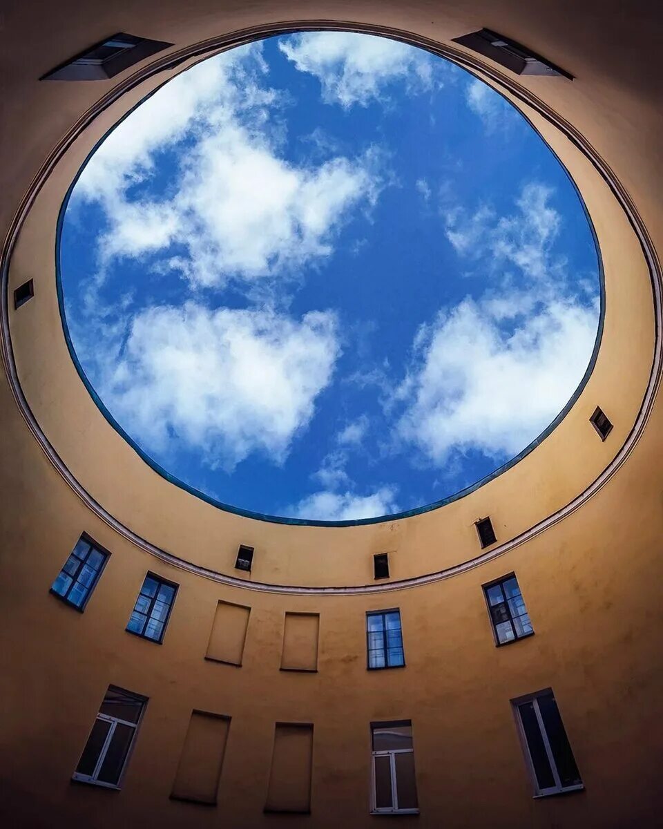 Нарезка круглого торта. Варианты нарезки круглого торта. Нарезанный круглый торт. Дом-кольцо в санкт-петербурге набережная фонтанки 92. Светоотражатели для фотосъемки.