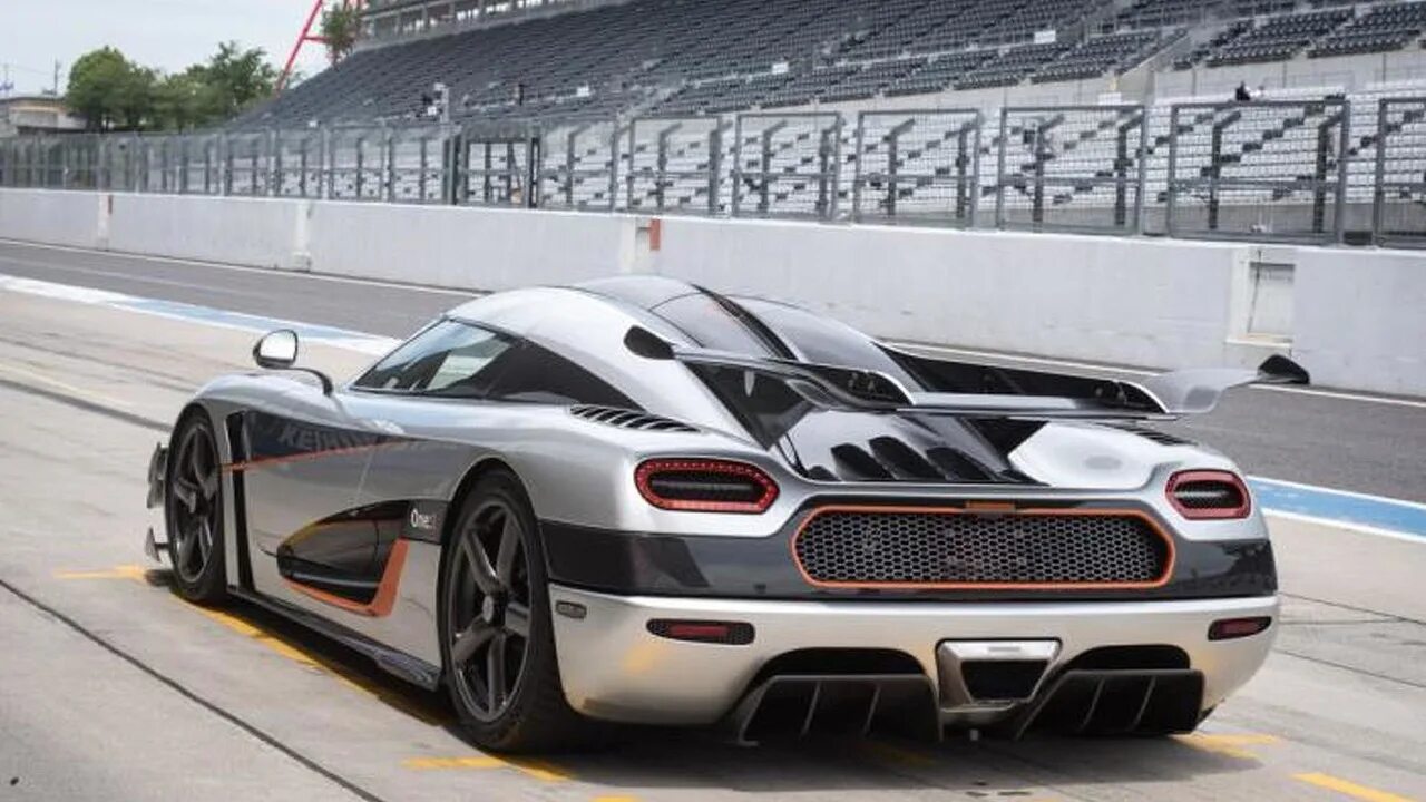 Koenigsegg как читается. Гиперкары кенигсегг. кёнигсегг one 1. гиперкар koenigsegg one. машина koenigsegg one 1.