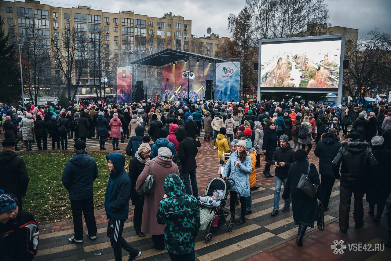 Новости день кемерово. Кемерово 2018. Сцена на бульваре Строителей Кемерово. Кемерово бульвар Строителей праздник. Фестивали в России в Кемерово.