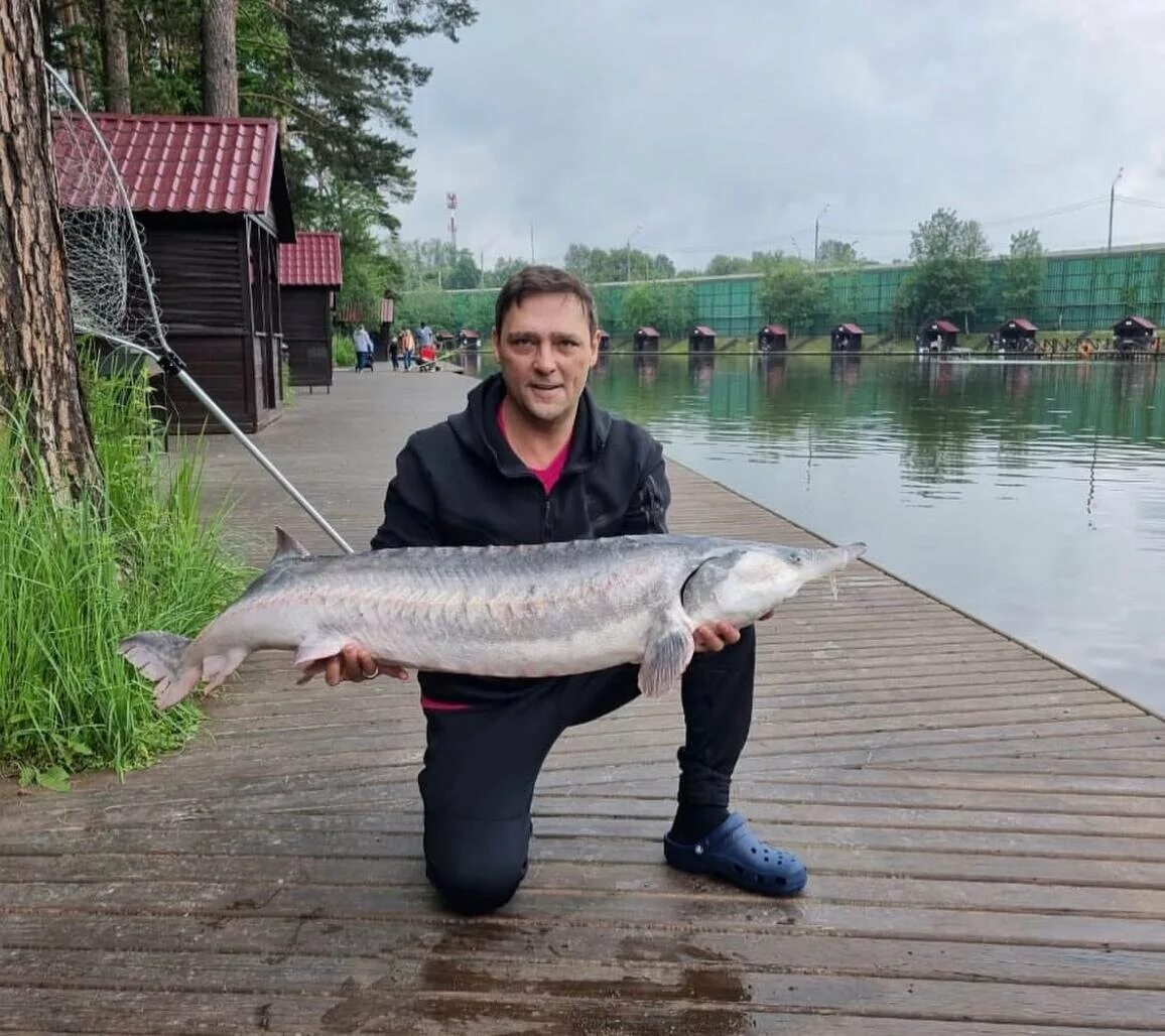 Ловли ю. Юра Шатунов на рыбалке. Фотографии Юрия Шатунова на рыбалке. Шатунов на рыбалке. Известные люди на рыбалке.