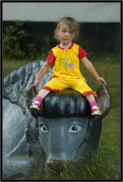 бык мультяшный. верхом на быке. бык рисунок.