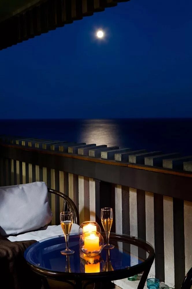 Песня ночи в отеле свечи. Отель с видом на море вечер. Ночной вид с террасы. Красивый ночной вид с балкона. Ночной вид на море.