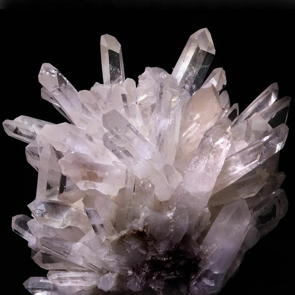 Quartz crystal. Кварц минерал. Кварц минерал горный. Камень с кристаллами кварца. Минералы кварц горный хрусталь.