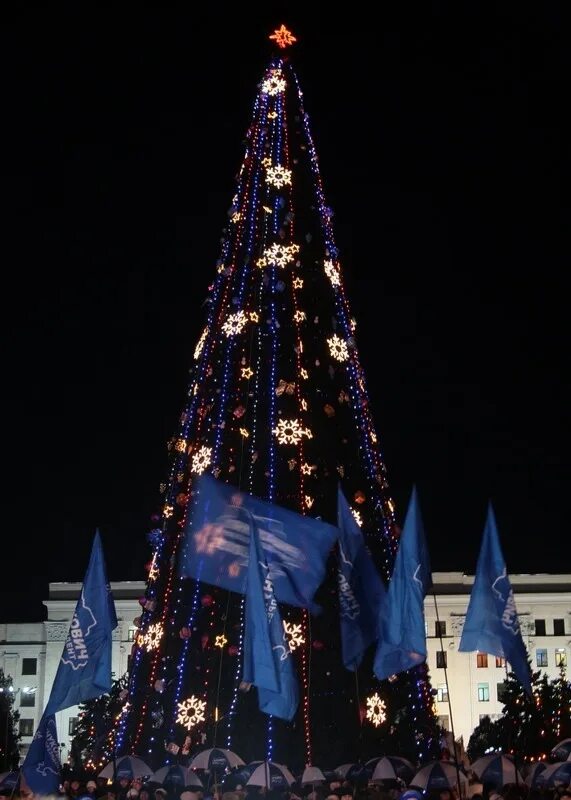 Ночной центр луганска. Луганская елка 2021. Новый луганск. Новый луганск. Луганск ночной город.