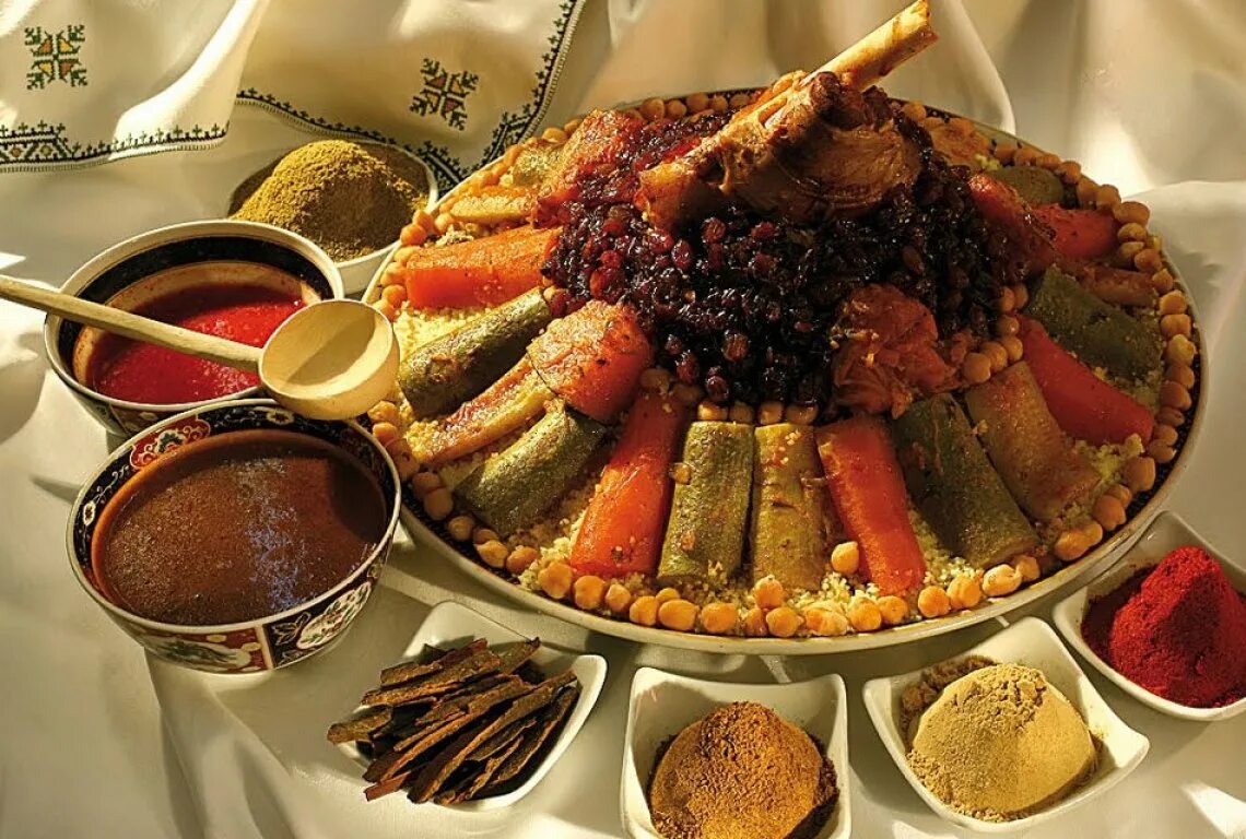 Кухня Магриба Марокко. Кус кус Алжир. Марокканская кухня кус кус. Национальная еда Марокко кускус