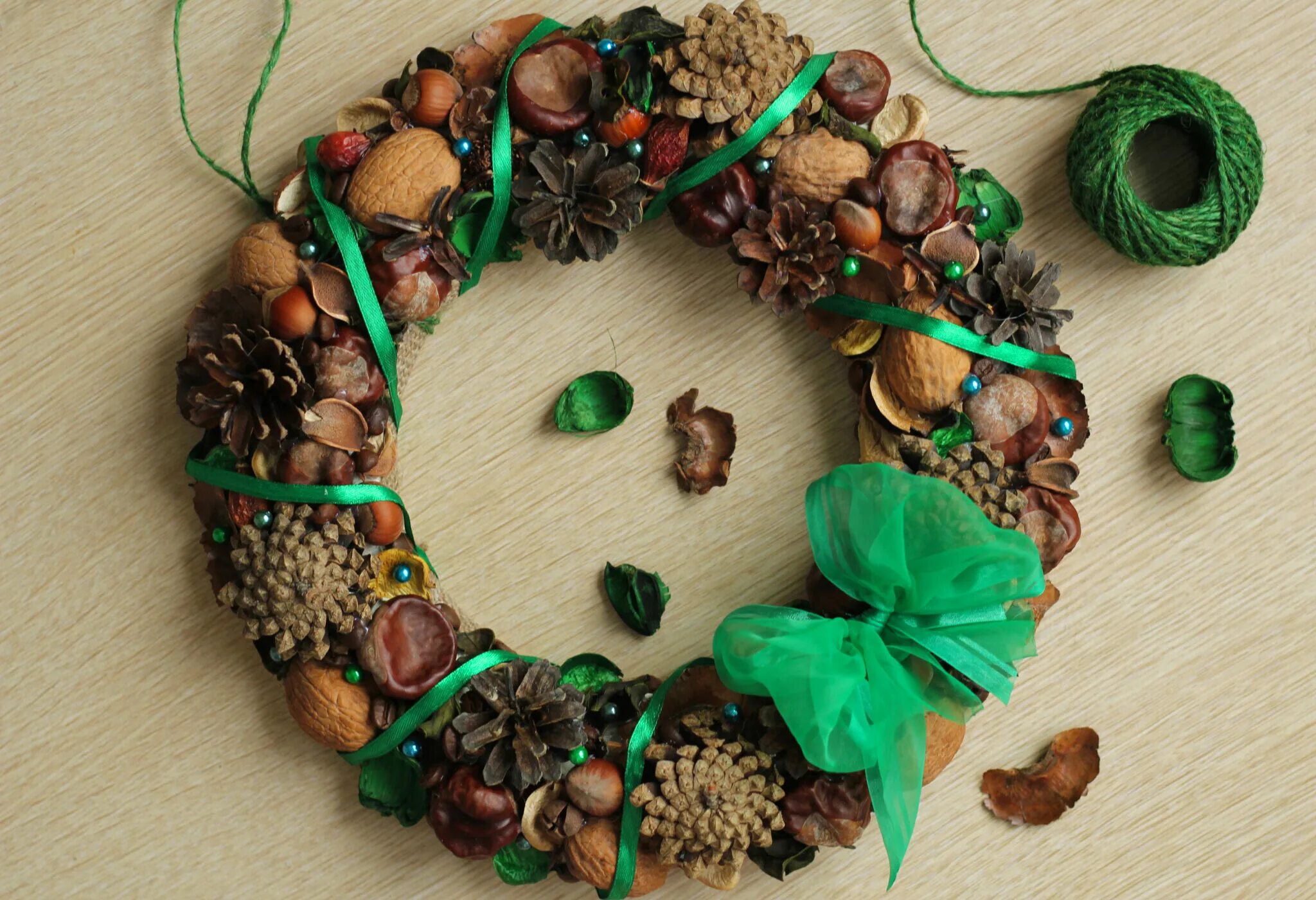 Венки из природных материалов. Шишки в интерьере. Деревянные изделия в интерьере. Фоторамка из натурального материала. Использование природных материалов.