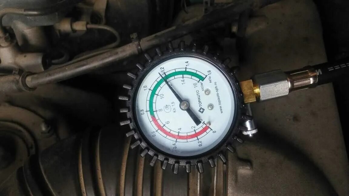 Фабия давление масла. Фабия 1.2 компрессия 0. Компрессия CAXA 1.4 5. Замер давления топлива Шкода Фабия 2 1.2. Замер давления масла Круз 1.8.