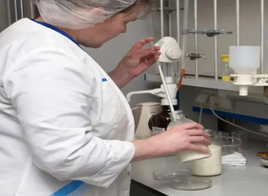 Производственные пробы. Исследование молока. Исследование молочной продукции. Молоко в лаборатории. Лабораторный контроль молока.