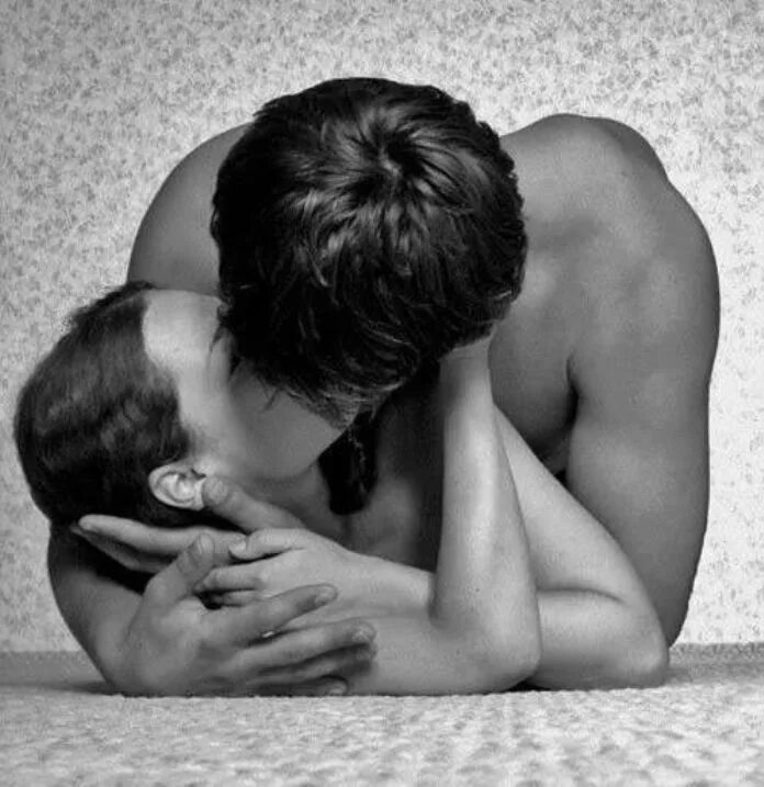 Целовать талию. Мужчина целует женские ягодицы. Целовать талию. Целует животик. Страстный поцелуй женщины.