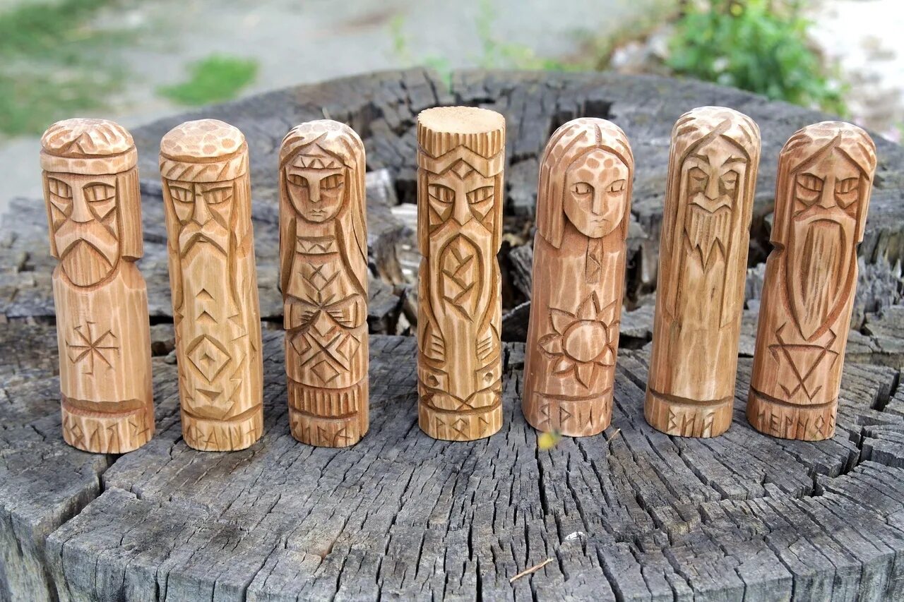 Скульптурки из дерева. Деревянные игрушки звери. Как называются фигурки из дерева. Фигурки вырезанные из дерева. Тотем сварога.