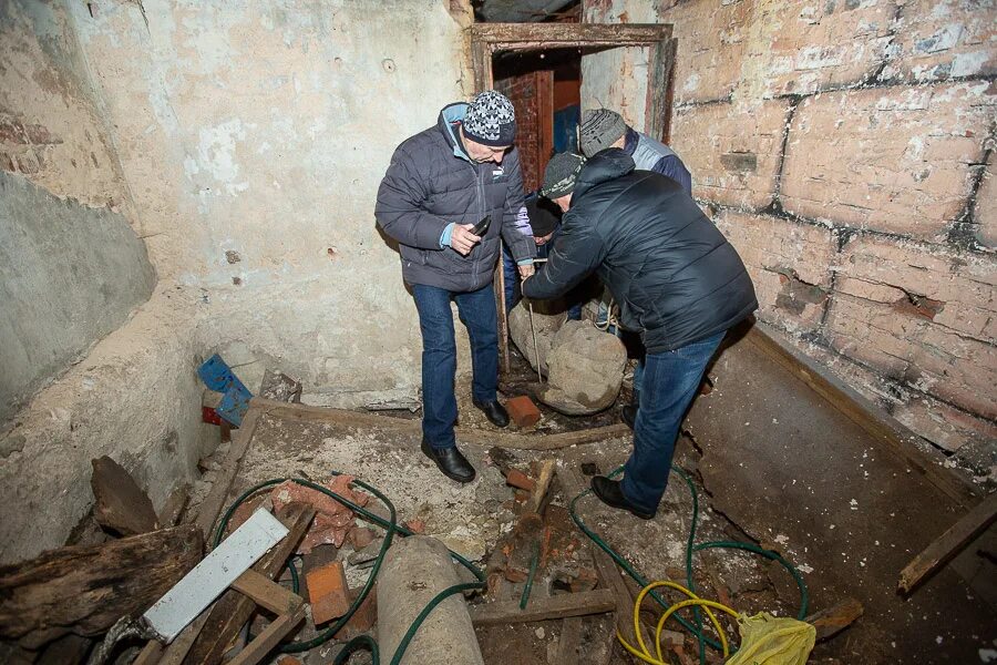 Подвал ильича последнее. Рабочие в подвале. подвал ильича. смоленские подвалы.