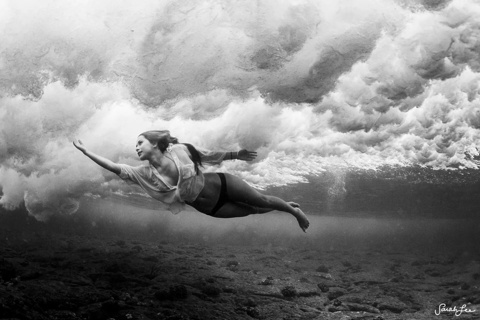крыло для подводного плавания. девушка под водой. парит в невесомости. вода и человек. девушка падает.