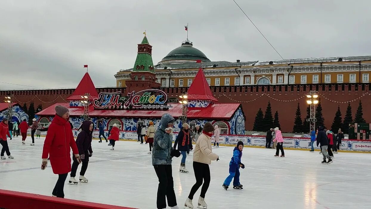 Медведева на ГУМ катке. ГУМ-каток Москва. ГУМ каток. Каток ГУМ Спонсоры. Катки москвы сейчас