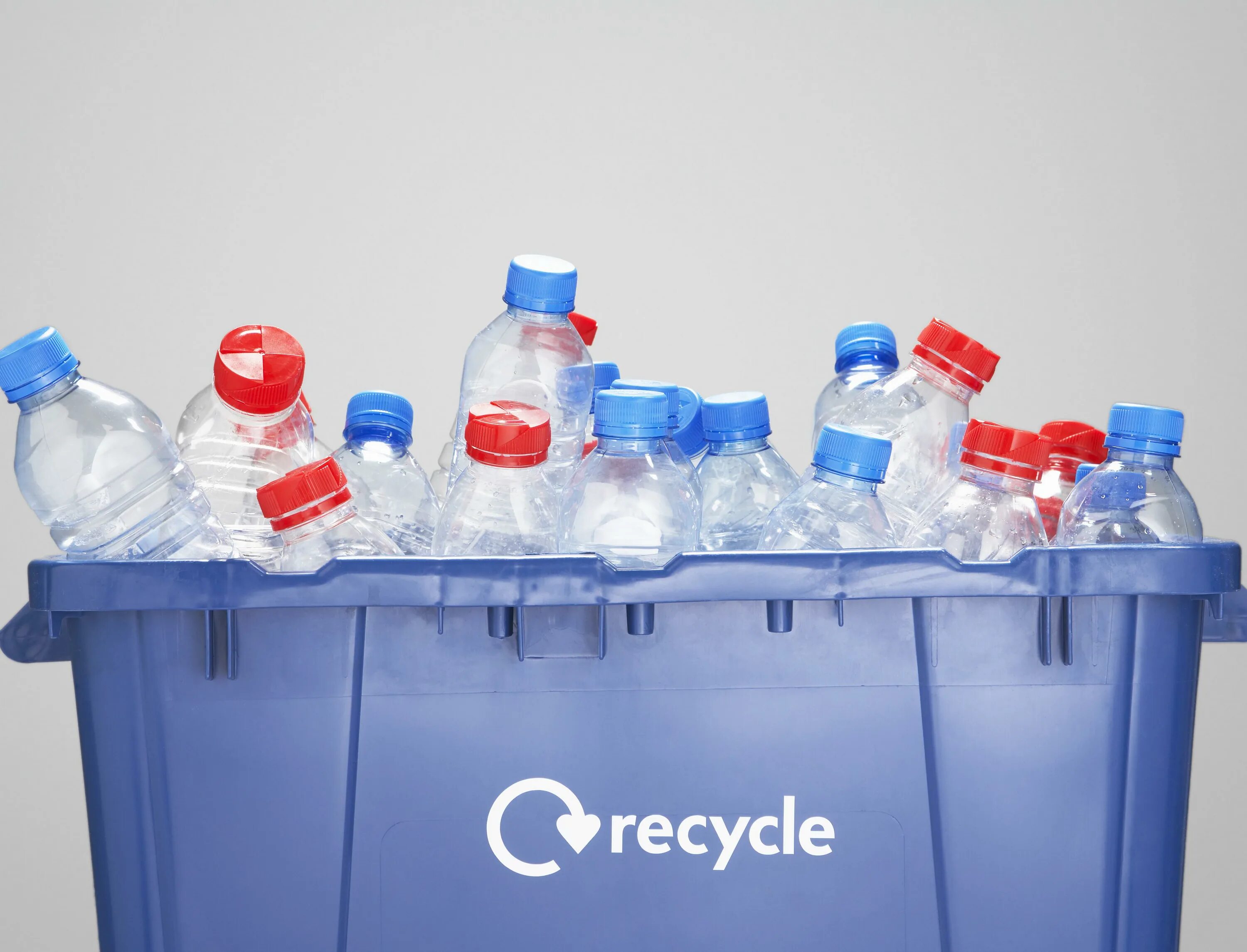 Отходы пластмасс. Recycle plastic. Recycling plastic. Пластиковые контейнеры из вторсырья. Recycle plastic.