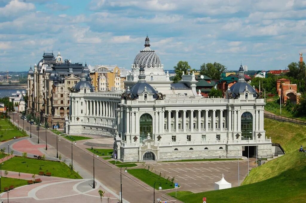 Дворец земледельцев фестиваль. Казанский кремль зилант. Достопримеча достопримечательности казани мечеть кул-шариф. Казанский кремль. Казань достопримечательности куда сходить 2 дня.