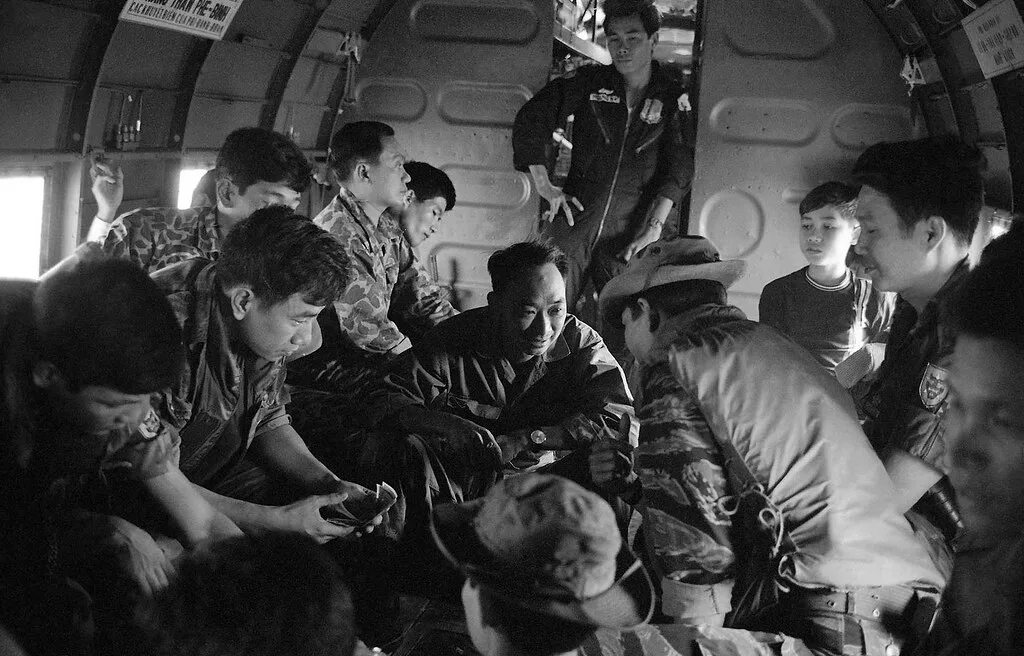 Нгуен нгок лоан казнит пленного офицера вьетконга сайгон 1968 год. Расстрел партизана нгуен нгок. Нгуен нгок лоан. Нгуен нгок лоан. Нгуен нгок лоан расстрел партизана.
