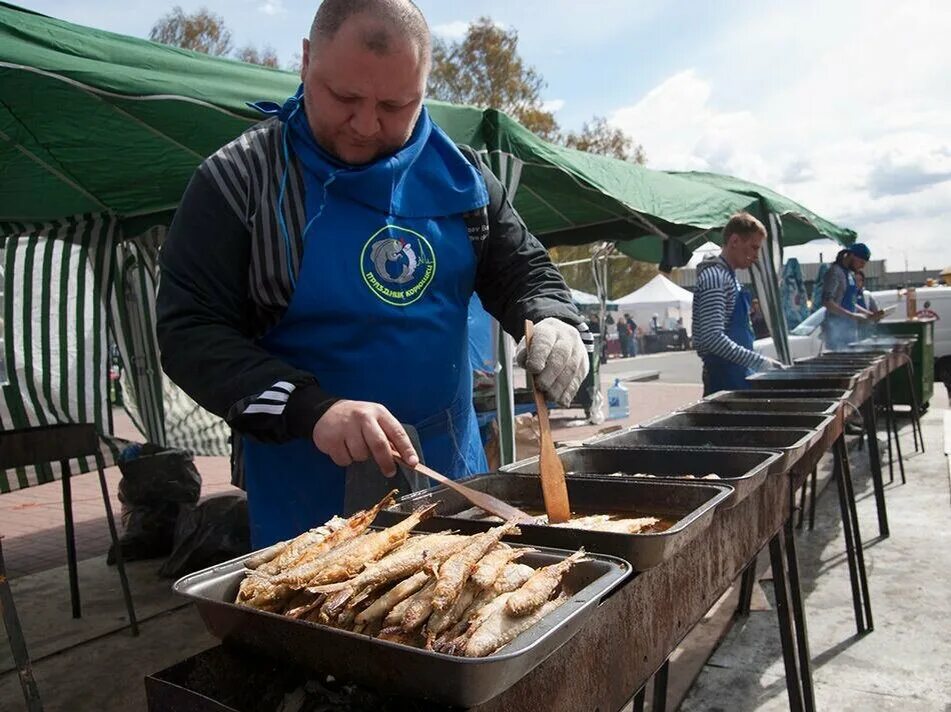 Где вкусная корюшка в питере. Праздник корюшки в Петропавловской крепости. Фестиваль корюшки в Санкт-Петербурге. Корюшка 2023 Петропавловская крепость. Фестиваль корюшки в Санкт-Петербурге Петропавловская крепость.