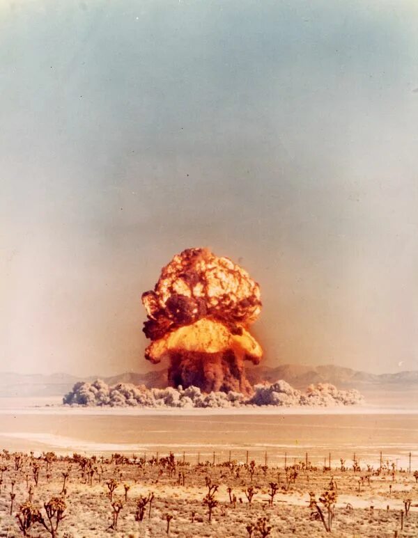 Царь бомба взрыв. Ядерный гриб царь бомбы. Ядерный гриб историческое. Атомная пыль.