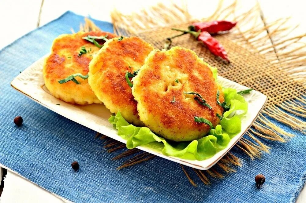 Картофельные котлеты. Картофельные котлеты на сковороде. Картофельные котлеты. Картофельные биточки. Картофельные котлеты с фаршем.