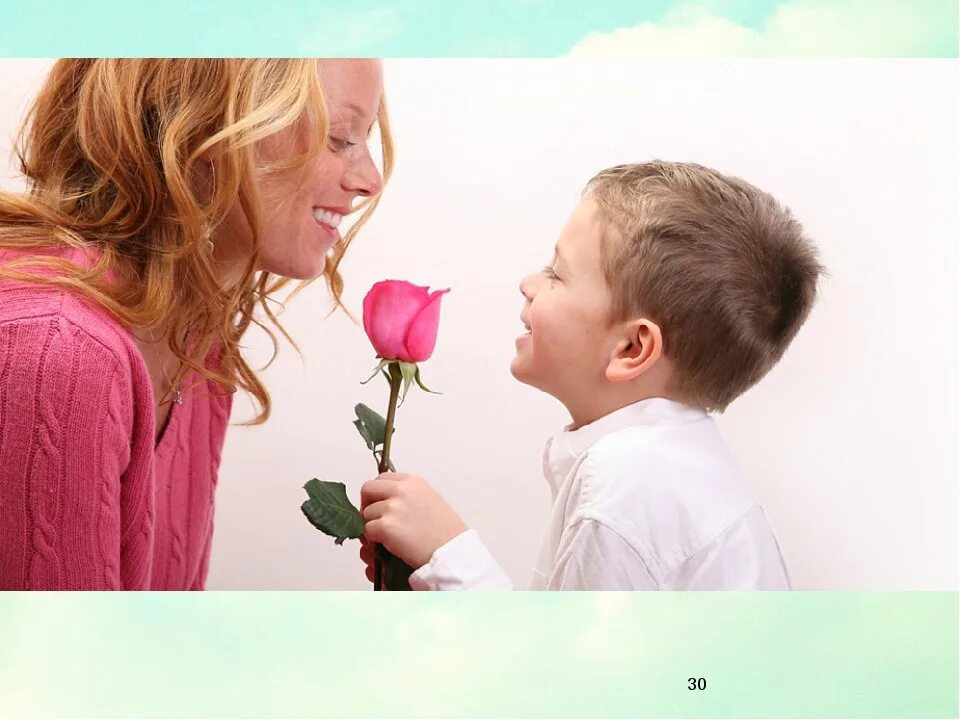 Цветы для мамы. Ребенок дарит цветы маме. Мальчик дарит цветы. Мальчик дарит цветы маме. То что подарила сына читать