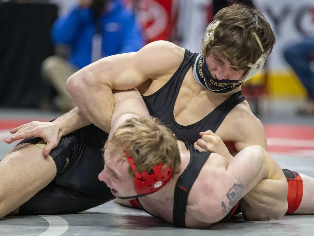 Самая 1 борьба. Борьба один на один. Wrestling. Ali Bernard Wrestling. Врестлинг боец поднял противника.