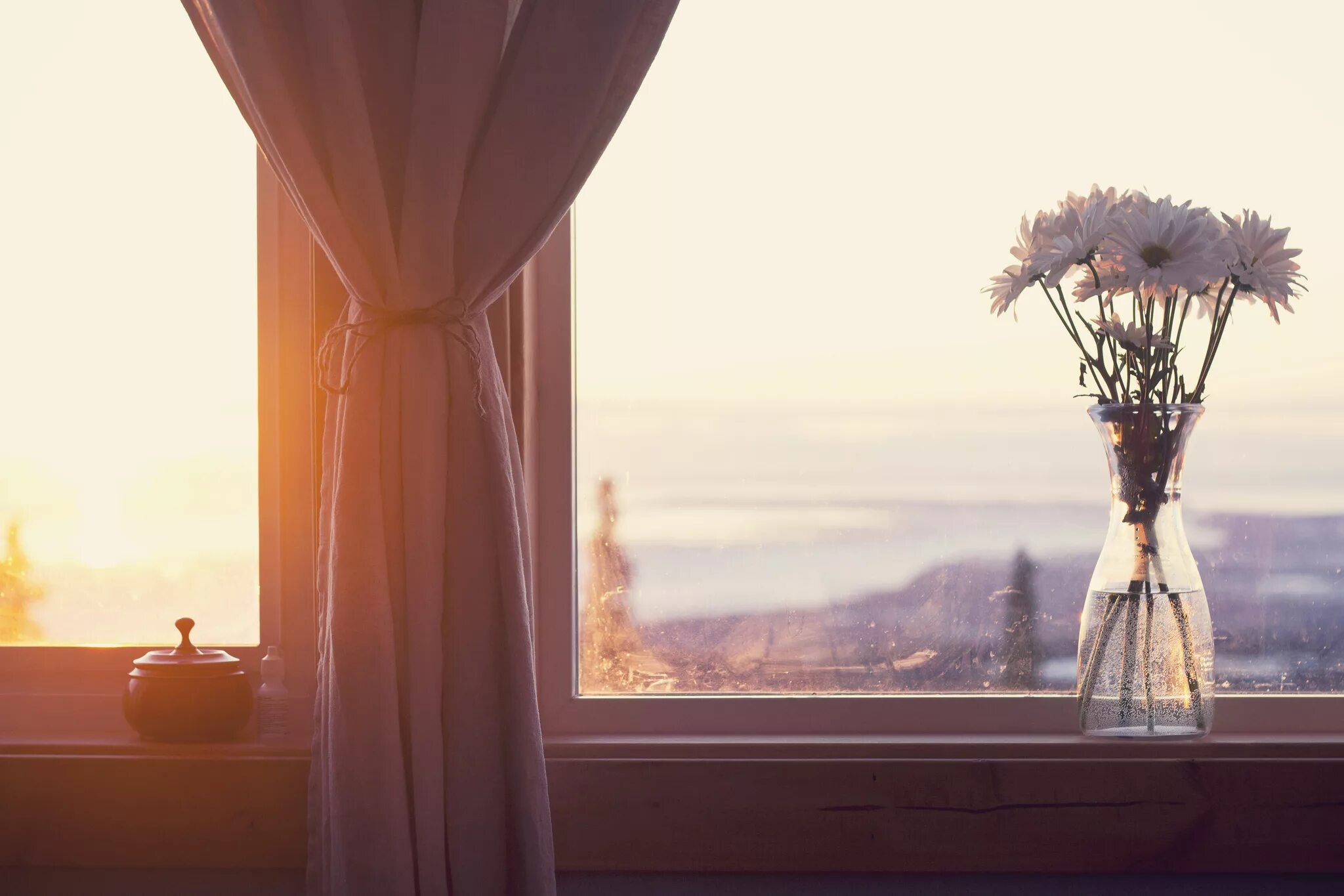 Картинки с добрым утром город. Рассвет в окне. Утро окно. Солнце в окне. Утро солнце окно.