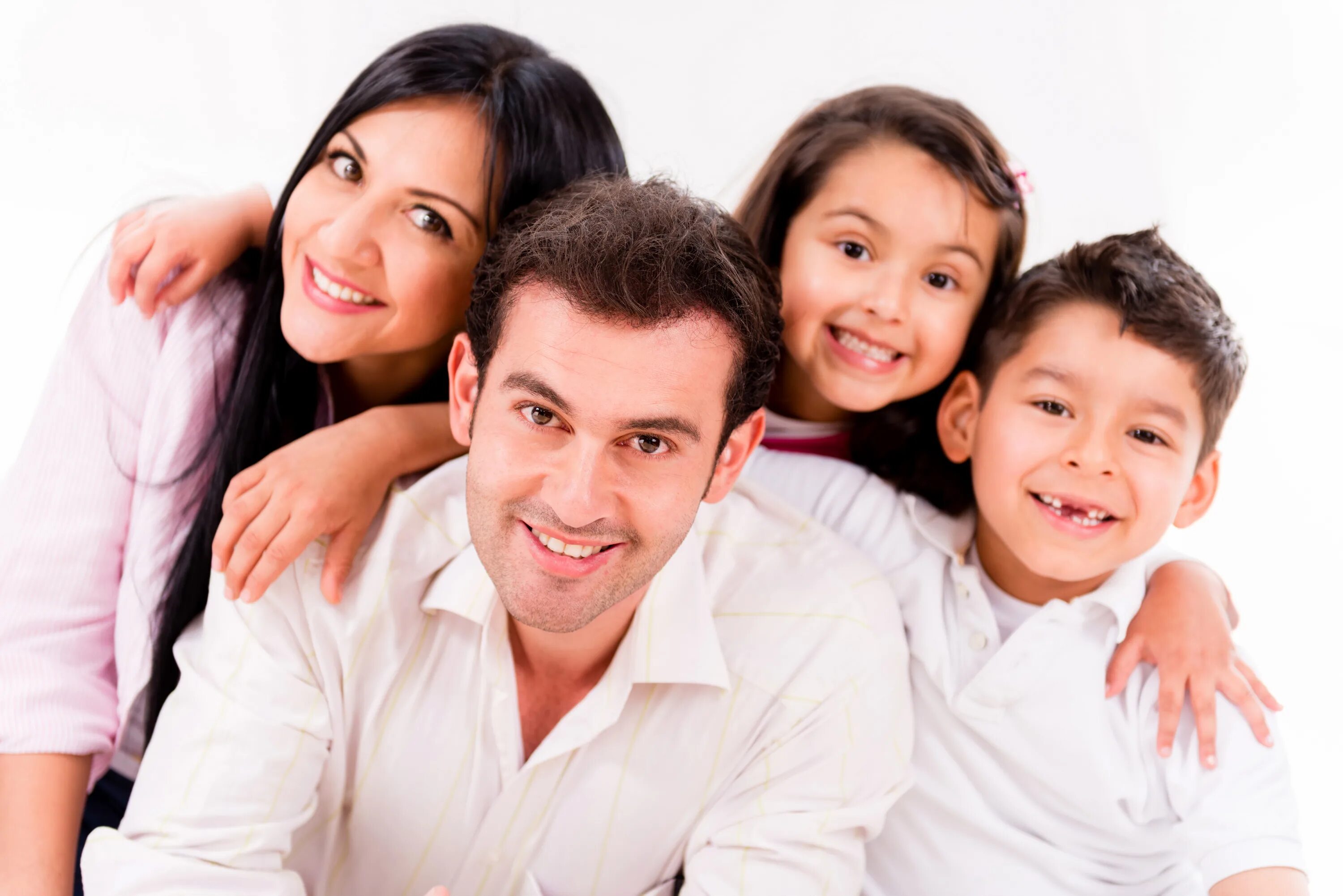 Семья oila. Портрет счастливой семьи. Счастливая семья на белом фоне. Узбекская семья.