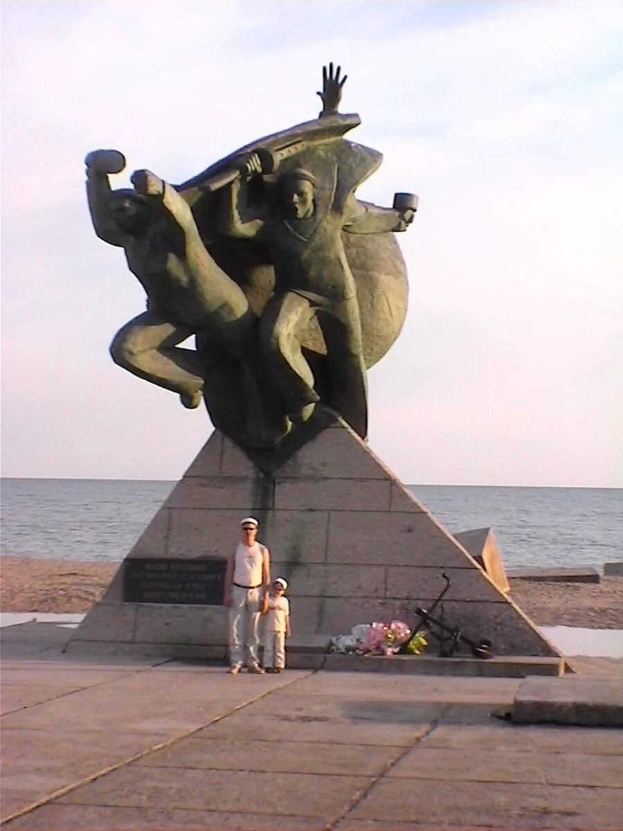 Евпатория город герой. Памятник евпаторийскому десанту евпатория. Фото стеллы евпатории. Памятник евпаторийскому десанту евпатория. Евпатория город герой.