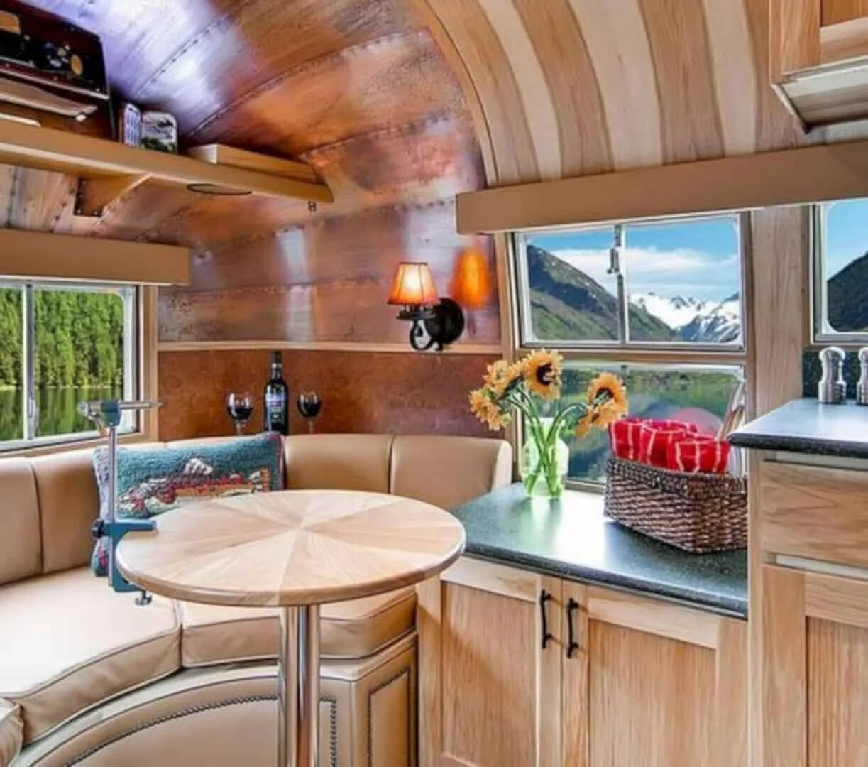 Хороший дом трейлер. Автодом Airstream. Американский кемпер Airstream. Кемпер автодом RV. Автодом Volkner mobil Performance.