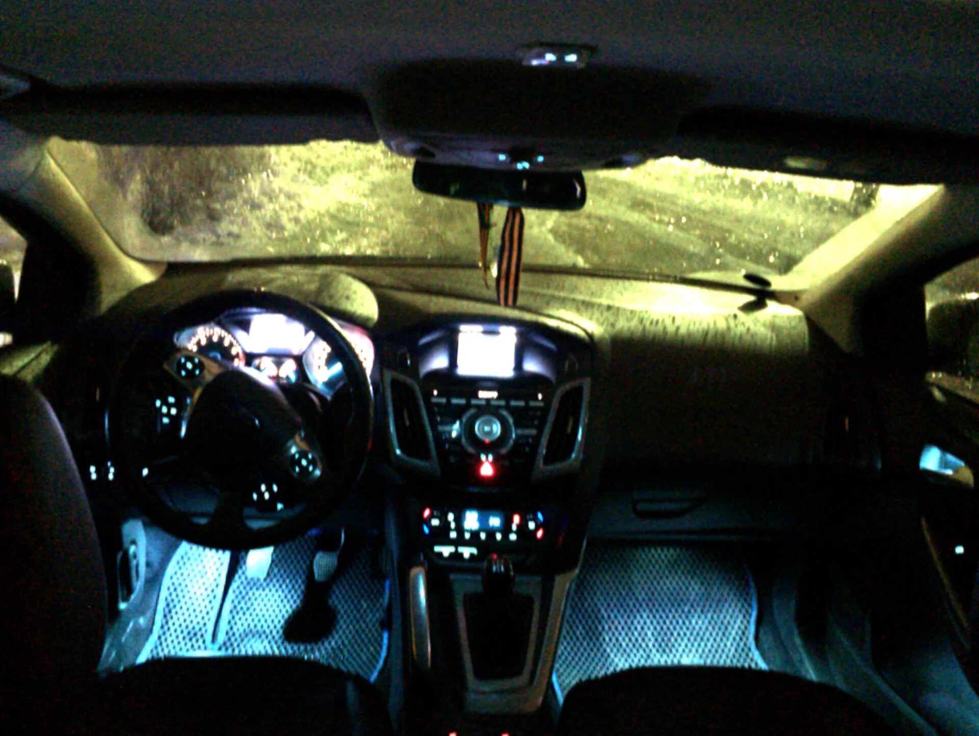 Фокус освещение. Форд фокус 3 салон 2011 подсветка. Ford Focus 3 подсветка многоцвет.