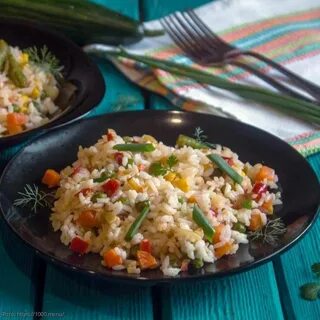 Рис с мексиканской смесью на сковороде
