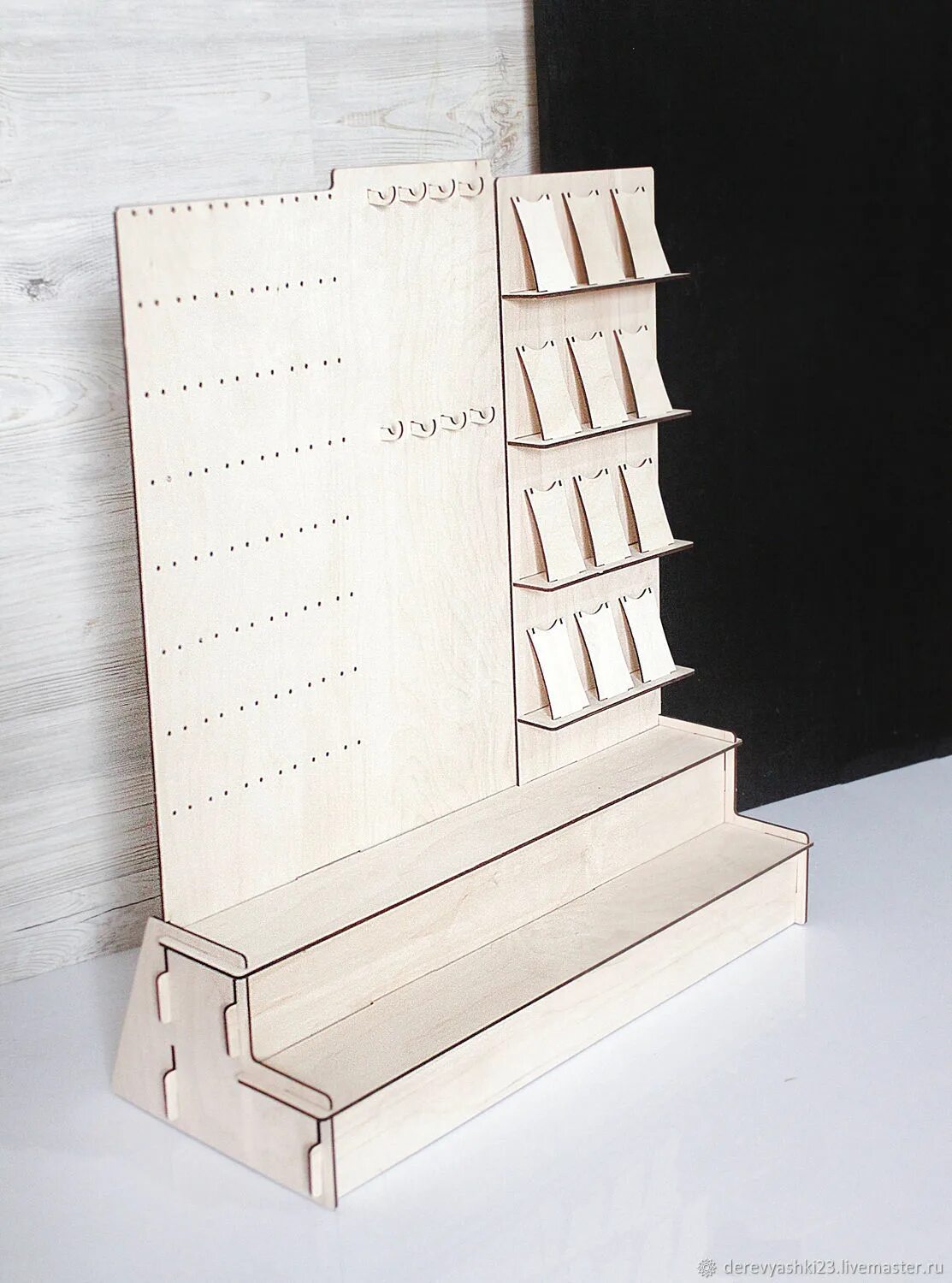 Стенд из дерева. Деревянный стенд для выставки. Деревянный стенд. Деревянный стенд для украшений. Информационный стенд деревянный.