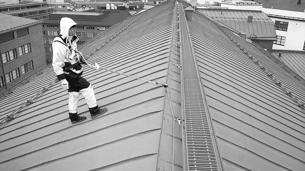 Стоит на крыше всех труб выше. Загадка стою на крыше всех труб выше. Стоит на крыше всех труб. Загадка про удвоенную согласную. Стою на крыше всех труб выше.