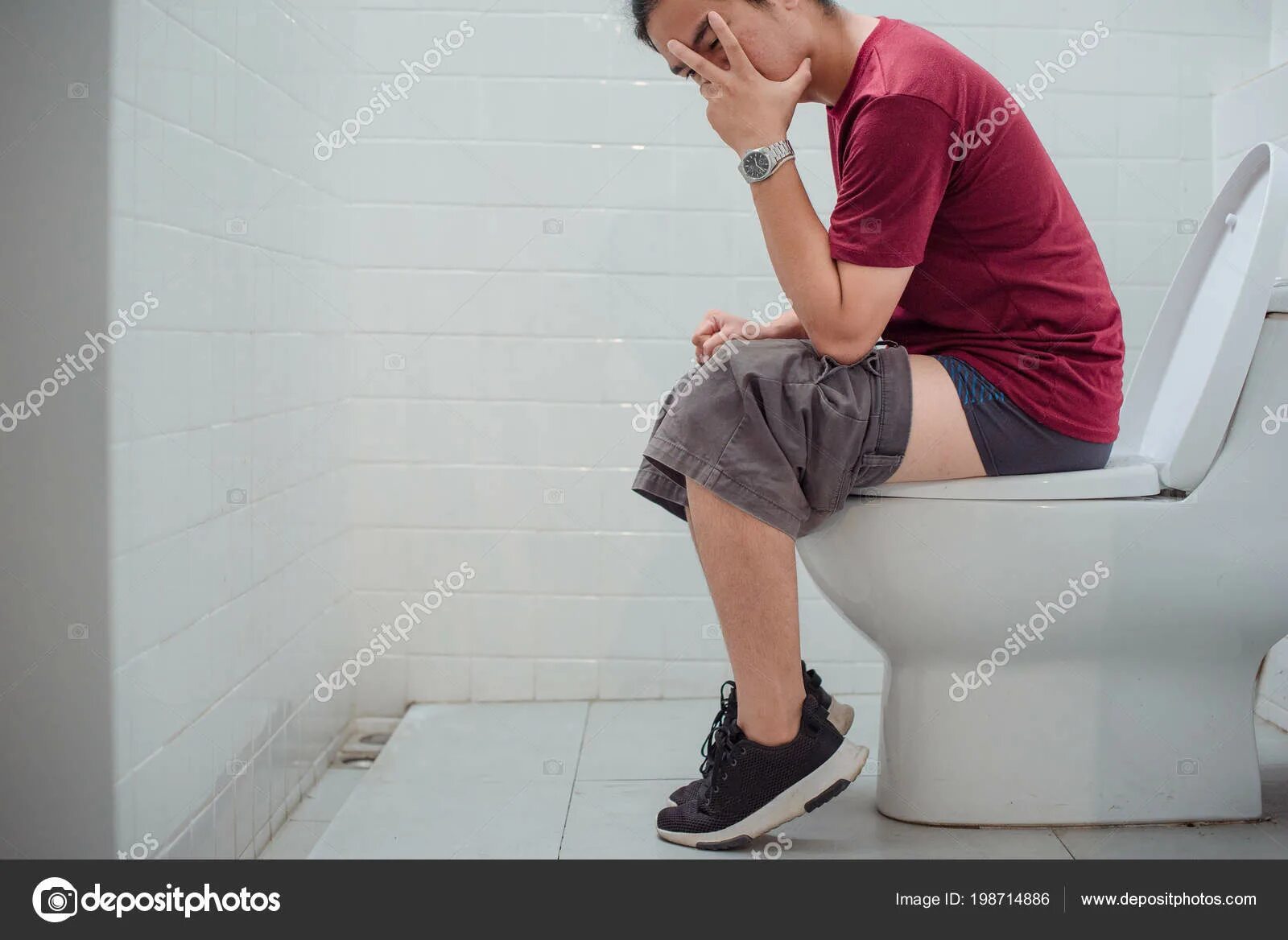 Терпеть туалет видео. Мальчик на унитазе. Туалет для мальчиков. Мальчик сидит на унитазе. Мальчик сидит в туалете.