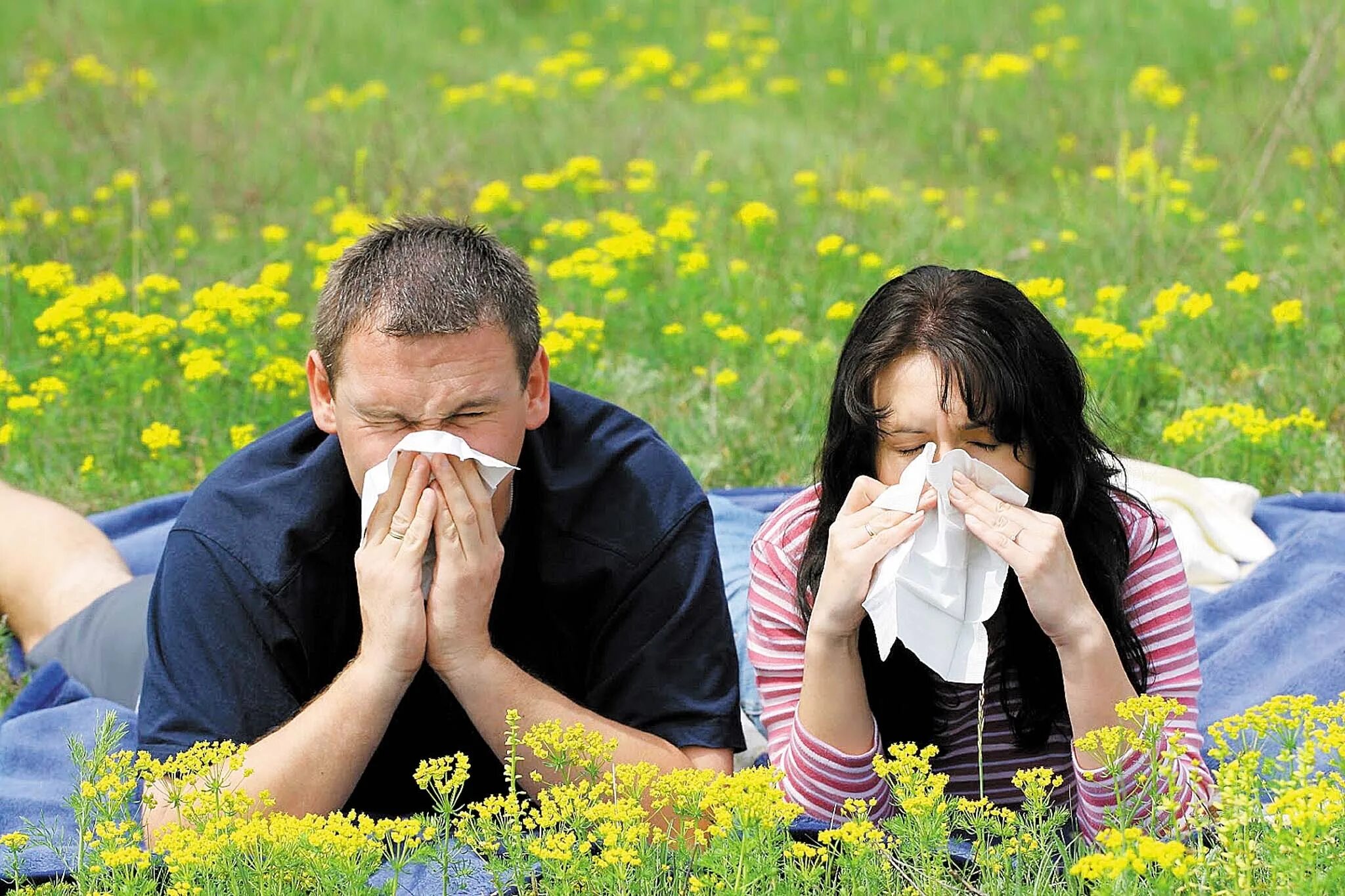 Человек страдающий аллергией. Сезонная аллергия. Поллиноз фото. Аллергия на весну.